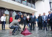Bronzba öntötték a nyolcvanéves Balázs Péter lábnyomát a szolnoki színház előtt